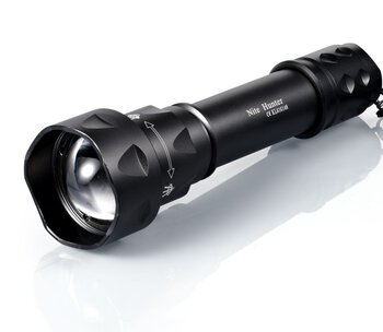 ładowalna latarka diodowa MacTronic Tactical Pro NIGHT HUNTER + uchwyt rowerowy