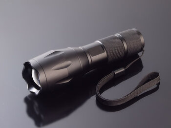 latarka diodowa E17 XM-L2 + akumulator + ładowarka + uchwyt